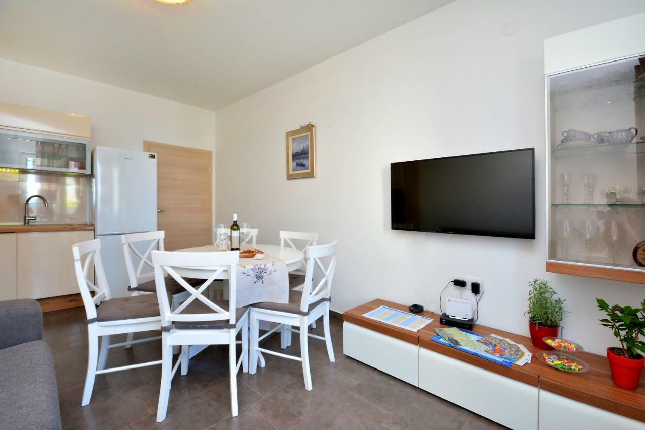 M & M Apartment โปดสตรานา ภายนอก รูปภาพ