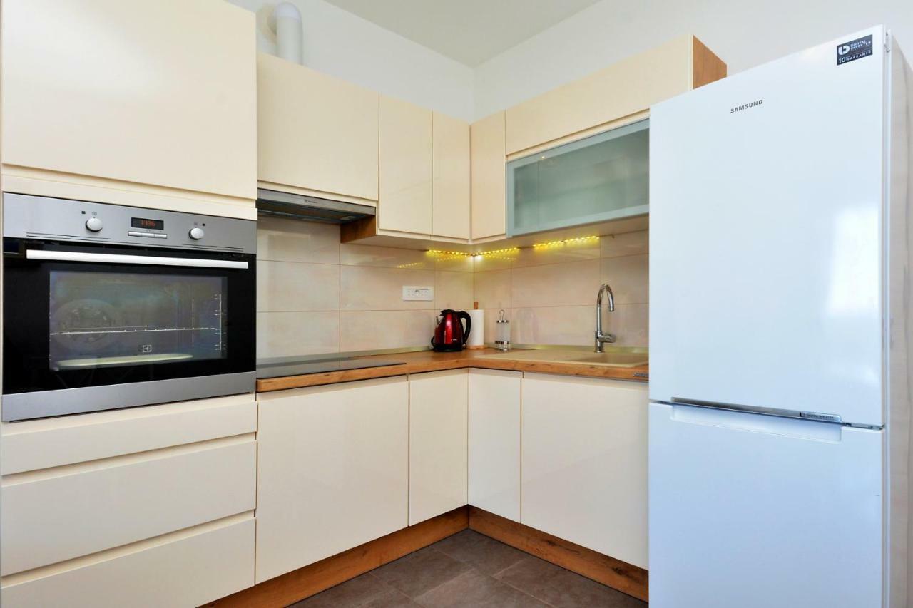M & M Apartment โปดสตรานา ภายนอก รูปภาพ