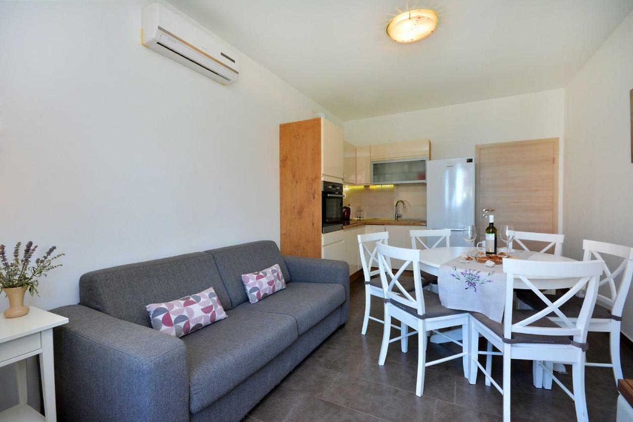 M & M Apartment โปดสตรานา ภายนอก รูปภาพ